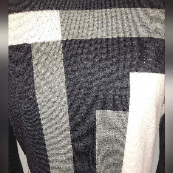 Geometric Black and White Turtleneck Sweater - Picture 2 of 8